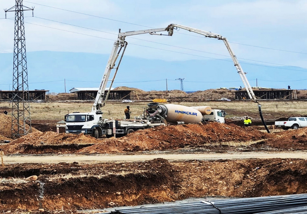 Malatya Emlak Konut Akçadağ Ören Şehir Merkezi Çarşısı, İş Merkezi İnşaatı ve Ankara İnşaat Ören Okul İnşaatı.