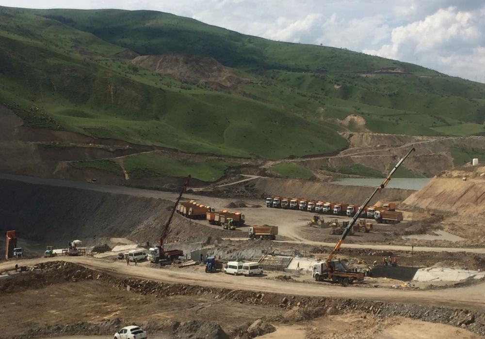 Alpaslan 2 Barajı ve HES Projesi Dünya genelinde kullanılmakta olan ancak Türkiye de henüz yapılmamış olan ASFALT ÇEKİRDEKLİ baraj olarak projelendirilmiştir.