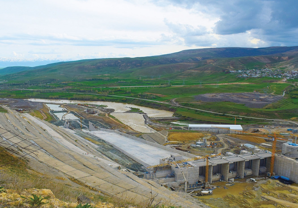 Alpaslan 2 Barajı ve HES Projesi Dünya genelinde kullanılmakta olan ancak Türkiye de henüz yapılmamış olan ASFALT ÇEKİRDEKLİ baraj olarak projelendirilmiştir.